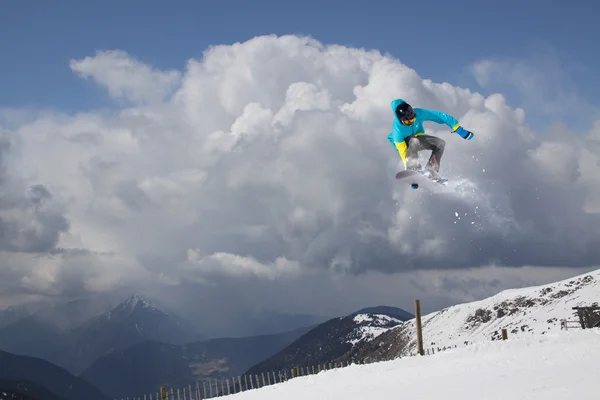 Snowboarder volante sulle montagne. Sport estremi. — Foto Stock