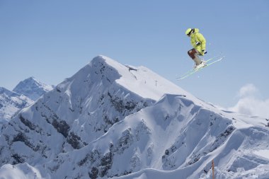 Dağlarda uçan kayakçı. Sıra dışı spor.