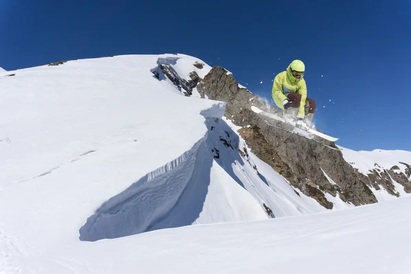 Fliegender Skifahrer auf den Bergen. Extremsport. — Stockfoto