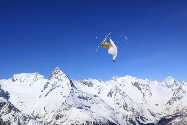 Flying skier on mountains. Extreme sport. — Stock Photo, Image