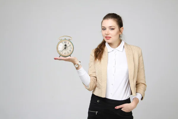 Attraktive Geschäftsfrau zeigt Uhr — Stockfoto