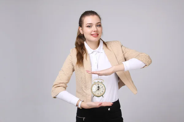 Attraktive Geschäftsfrau zeigt Uhr — Stockfoto