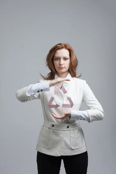 Молода жінка тримає символ переробки — стокове фото