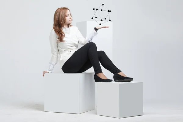 Mulher cientista segurando modelo de molécula ou rede de cristal . — Fotografia de Stock