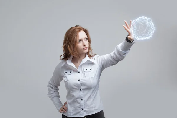 Vrouw met gloeiende magische energie bal. — Stockfoto