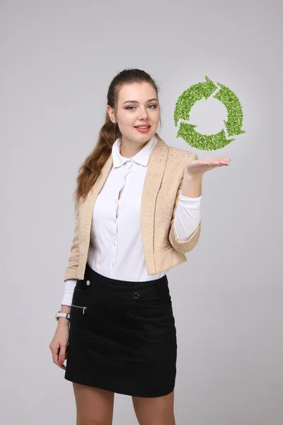 Жінка тримає символ переробки в руках — стокове фото