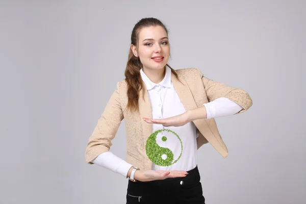 Jonge vrouw met ying yang symbool — Stockfoto