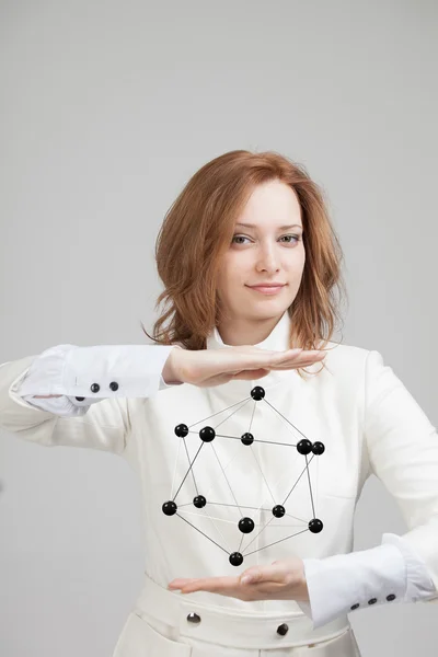 Mulher cientista segurando modelo de molécula ou rede de cristal . — Fotografia de Stock