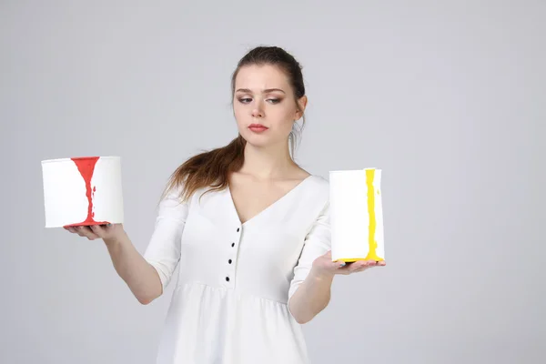 Meisje in witte jurk houden verf blikjes — Stockfoto