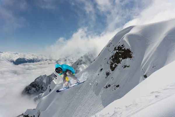 Snowboard hoppa på bergen. Extrem sport. — Stockfoto