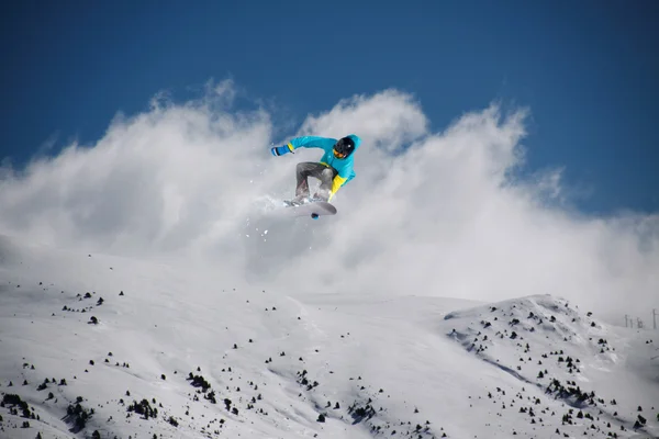 Snowboard saltar en las montañas. Deporte extremo . — Foto de Stock