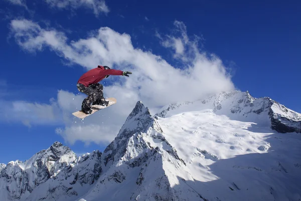 Salto de snowboard em montanhas. Desporto extremo . — Fotografia de Stock