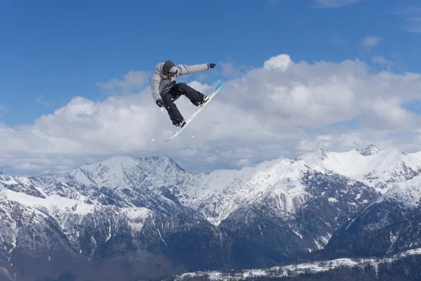 Salto in snowboard sulle montagne. Sport estremi . — Foto Stock