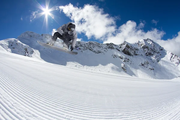 Snowboard sprong op de bergen. Extreme sporten. — Stockfoto