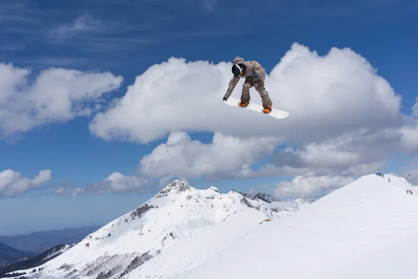 Salto de snowboard em montanhas. Desporto extremo . — Fotografia de Stock