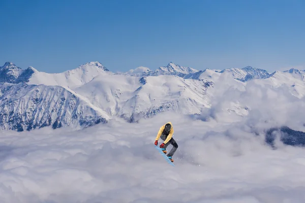 Snowboardspringen auf Bergen. Extremsport. — Stockfoto