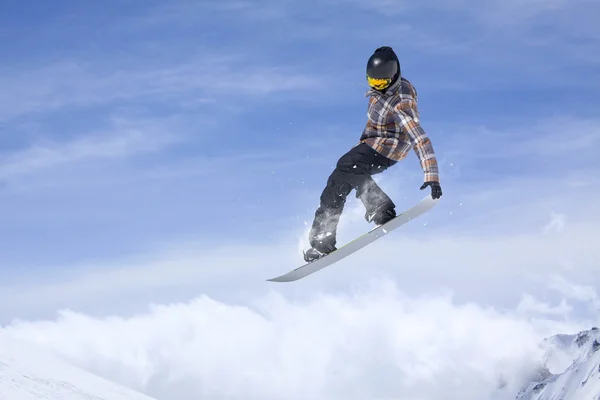 Snowboard άλμα στα βουνά. Εξτριμ σπορ. — Φωτογραφία Αρχείου