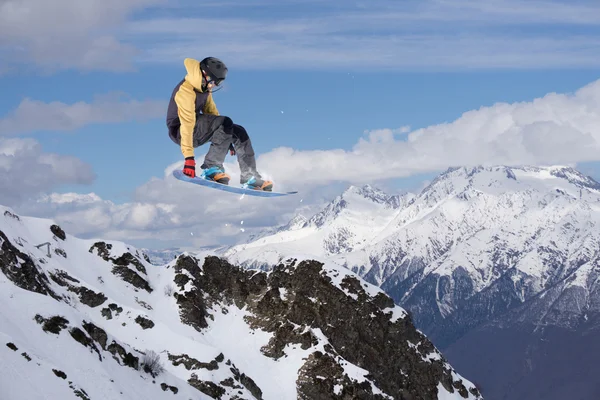 Snowboard sprong op de bergen. Extreme sporten. — Stockfoto