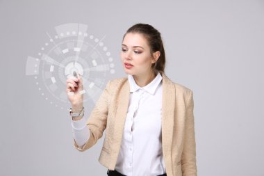 Geleceğin teknolojisi. Fütüristik arabirimiyle çalışan kadın