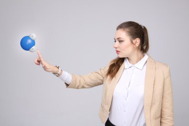Su molekülü modeli olan genç kadın bilim adamı.