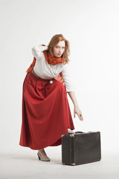 手提箱复古红色裙子的女人 — 图库照片