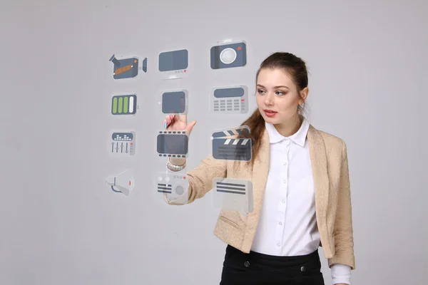 Женщина нажимает высокотехнологичный тип современных мультимедийных кнопок на виртуальном фоне — стоковое фото