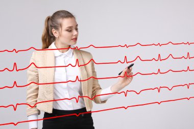 Doktor kadın ve kardiyogram hatları