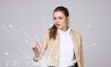 Küresel ağ bağlantı kavramı, fütüristik arabirimiyle çalışan kadın.