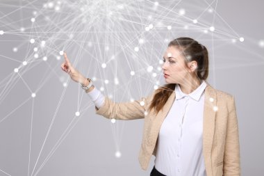 Küresel ağ bağlantı kavramı, fütüristik arabirimiyle çalışan kadın.