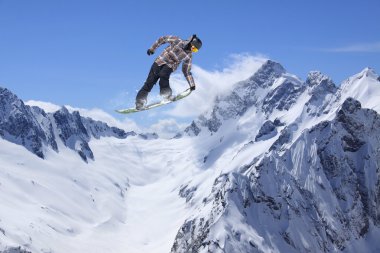 Dağlardaki atlama snowboard. Aşırı spor.