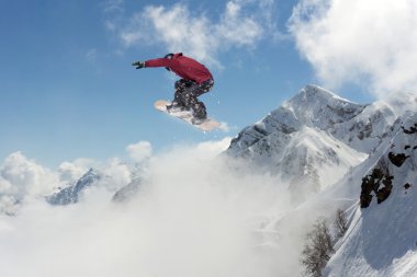 Dağlardaki atlama snowboard. Aşırı spor.