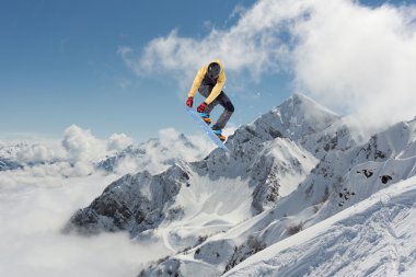 Dağlardaki atlama snowboard. Aşırı spor.