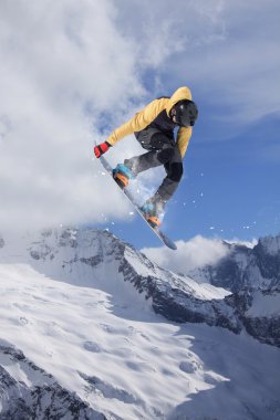 Dağlardaki atlama snowboard. Aşırı spor.