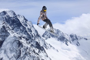 Dağlardaki atlama snowboard. Aşırı spor.