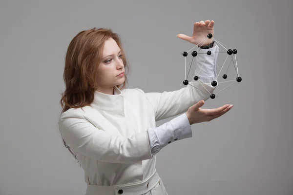 Mulher cientista segurando modelo de molécula ou rede de cristal . — Fotografia de Stock