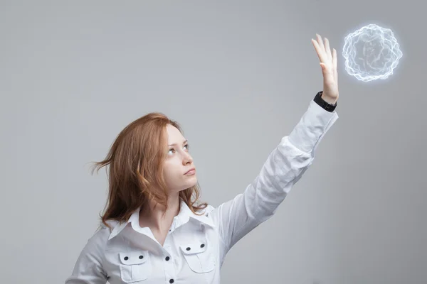 Kvinna med glödande magisk energi boll. — Stockfoto