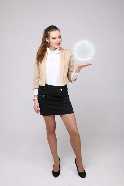 輝く魔法のエネルギー ボールを持つ女性. — ストック写真