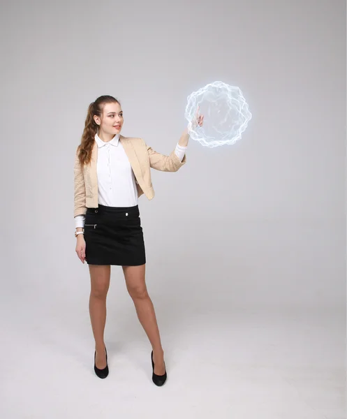 輝く魔法のエネルギー ボールを持つ女性. — ストック写真
