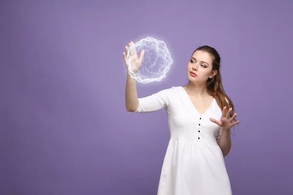 Kvinna med glödande magisk energi boll. — Stockfoto