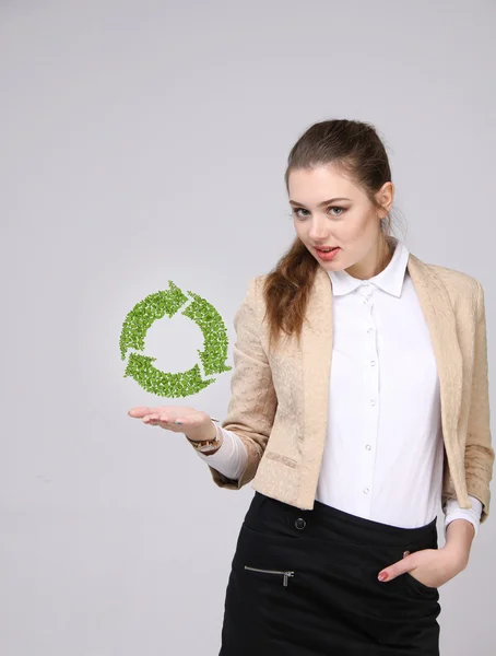 Mulher segurando símbolo de reciclagem em suas mãos — Fotografia de Stock