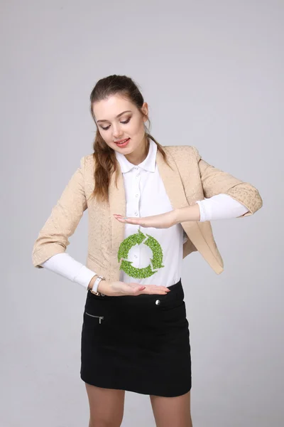 Mulher segurando símbolo de reciclagem em suas mãos — Fotografia de Stock