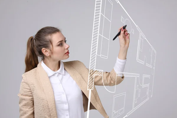 Arquitecta que trabaja con un plan de apartamentos virtual — Foto de Stock