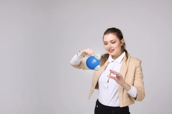 Junge Wissenschaftlerin mit Modell des Wassermoleküls. — Stockfoto