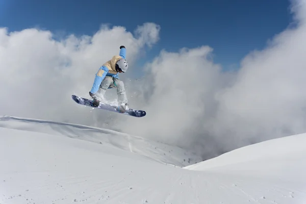 跳上山脉的滑雪者。极限运动. — 图库照片