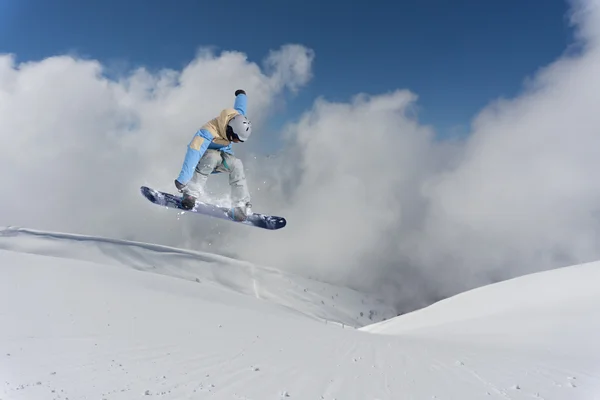 Snowboarder jumping on mountains. Extreme sport. — Stock Photo, Image