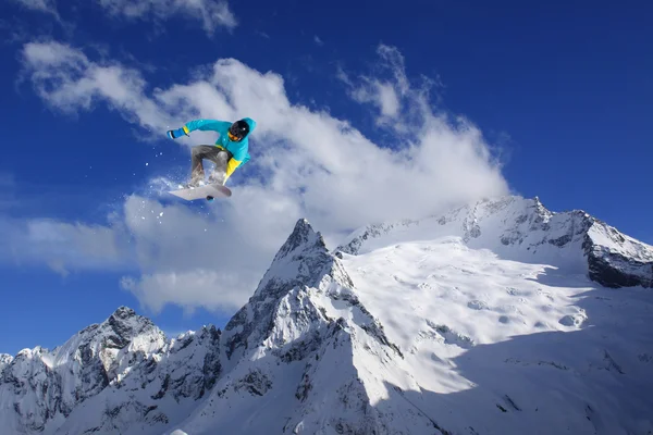 Snowboarder saltando sobre montañas. Deporte extremo . —  Fotos de Stock