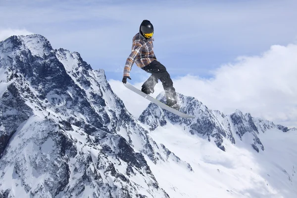 Snowboardzista skoki na góry. Sport ekstremalny. — Zdjęcie stockowe