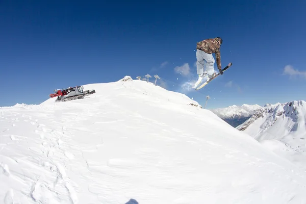 Skidåkare på berg, extrema hopp. Vintersport. — Stockfoto