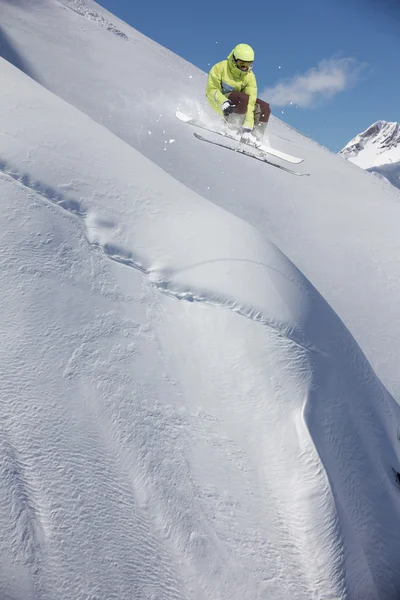 Skieur en montagne, saut extrême. Sport d'hiver . — Photo