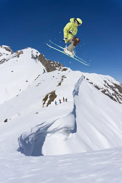 Skidåkare på berg, extrema hopp. Vintersport. — Stockfoto